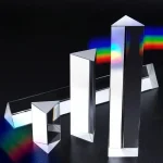 Moderne Prisma-Glas-Säulen mit Lichtreflexionen auf schwarzem Hintergrund, dekoratives wissenschaftliches Kunstobjekt.