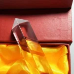 Hochwertiges wissenschaftliches Glasobjekt, ideal für Dekoration und Bildung, präsentiert in einer eleganten Geschenkbox mit gelbem Samtinnenfutter.