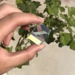 Hochwertiges, klar geschliffenes Glasobjekt, das Licht bricht und reflektiert, ideal für wissenschaftliche Demonstrationen oder als dekoratives Element.