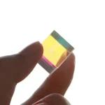 Transparentes Glaswürfel mit buntem Regenbogeneffekt, der Licht bricht und reflektiert. Perfekt für wissenschaftliche Dekorationen und als faszinierendes Sammlerstück.