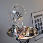Moderne Glühbirne mit integrierter wissenschaftlicher Lampe und Zubehör auf einem Tablett, ideal für wissenschaftliche Dekorationen und Gadgets.