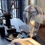 Modernes wissenschaftliches Dekor mit Glaskugel-Lampe auf einem stilvollen Tisch, ideal für Wissenschafts- und Dekorationsliebhaber.