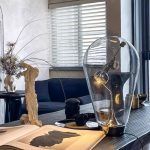 Kreative Lichtbirne mit sichtbarem Glühfaden als stilvolles Dekorationsstück in modernem Wohnraum.