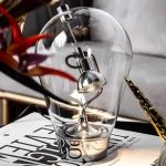 Dekoratives wissenschaftliches Glas-Experimentiergerät mit integrierter Glühbirne, ideal für wissenschaftliche Dekorationen und Gadgets.