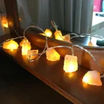 Dekorative Stein-Lichterkette mit warmem Licht, ideal für stimmungsvolle Beleuchtung und kreative Raumgestaltung.