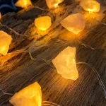 Akzentbeleuchtung mit leuchtenden Kristall-Elementen.
