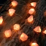 Dekorative Lichterkette mit Kristallglas-Sternen, ideal für festliche Dekorationen und stimmungsvolle Beleuchtung.