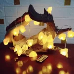 Dekorative Holzlaterne mit warmweißen LED-Lichtern, ideal für stimmungsvolle Beleuchtung und kreative Raumgestaltung.