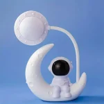 Niedliche Astronautenfigur auf einer Mondlampe, ideal für Raumdekorationen und wissenschaftliche Themen.