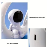 Niedliche Weltraum-Roboterfigur mit USB-Ladeanschluss und Zwei-Gang-Lichtanpassung, ideal für Science-Fan-Dekorationen und Gadgets.