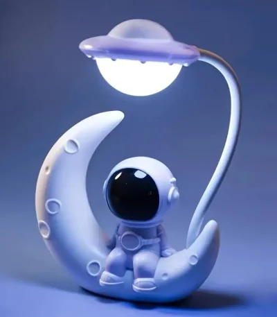 Astronautenfigur auf Mondlampe mit Sternenhimmel-Design, ideal als Dekoration für Wissenschafts- und Raumfahrtliebhaber.