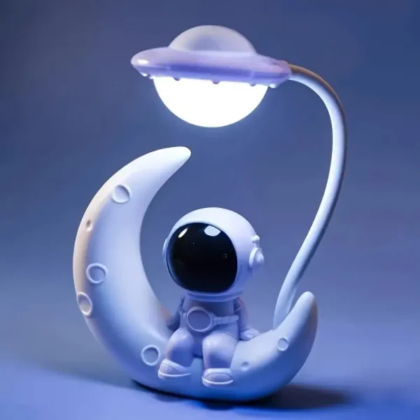 Astronautenfigur auf Mondlampe mit Sternenhimmel-Design, ideal als Dekoration für Wissenschafts- und Raumfahrtliebhaber.