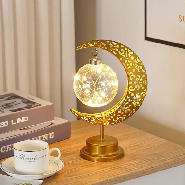 Dekorative Stern- und Mondlampe aus Metall mit beleuchtetem Glasglobus, ideal für stilvolle Raumdekoration und stimmungsvolles Licht.