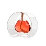 Präzises chemisches Experiment mit einer Flüssigkeit in einem Reagenzglas, das in einer transparenten, runden Halterung präsentiert wird.