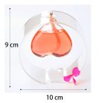 Dekoratives Hirnmodell aus transparentem Material mit Wasser gefüllt, auf weißem Hintergrund, mit rosa Schleife, Maße 10x9 cm.