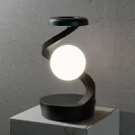 Modernes dekoratives Lichtobjekt mit spiralförmigem Ständer und leuchtender Kugel, ideal für wissenschaftliche Dekorationen und innovative Raumgestaltung.