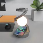 Moderne Himmelskugel mit integrierter Ladestation für Smartphone, beleuchtete Kugel und spiralförmiger Lampenschirm, ideal für wissenschaftliche Dekorationen und innovative Raumgestaltung.