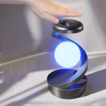 Moderne Himmelskugel mit spiralförmigem Sockel, leuchtend blauer Globus, ideal für wissenschaftliche Dekorationen und Bildungszwecke.