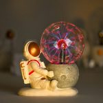 Raumfahrerfigur neben Tesla-Spule mit leuchtendem Plasma, wissenschaftliches Dekorationsstück, ideal für Science-Gadgets und wissenschaftliche Dekorationen.