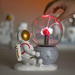 Miniatur-Raumfahrt-Science-Set mit Tesla-Spule, Astronautenfigur und Mondbasis, ideal für Wissenschafts- und Technikliebhaber.