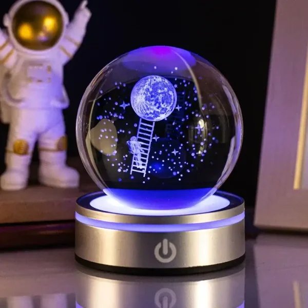 Dekorative Kristallkugel mit leuchtendem Astronauten und Mond, ideal für wissenschaftliche Dekorationen und Geschenke, mit LED-Beleuchtung.