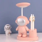 Niedliche Weltraum-Charaktere in rosa und weiß, inklusive Astronautenfigur und Raumstation mit Satelliten, ideal für Dekoration und Spielzeug.
