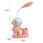 Niedliche Weltraum-Entdecker Figur mit Astronautenhelm, LED-Lampe und Basis, ideal für Wissenschaftsdekorationen und Kinderzimmer.