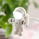 Niedliche kleine Astronautenfigur als Dekoration, ideal für Science-Fiction- und Weltraumthemen, aus hochwertigem Kunststoff gefertigt, perfekt für Sammler und Dekorationszwecke.
