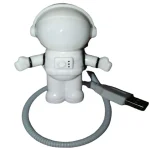 Astronautenfigur im Weltraumdesign mit USB-Kabel, ideal als Dekoration oder Gadget für Wissenschafts- und Technikliebhaber.