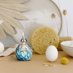Wissenschaftlicher Schwamm mit Kerze, Eier und Dekorationsgegenstände auf einem Tisch, kreative wissenschaftliche Dekoration.