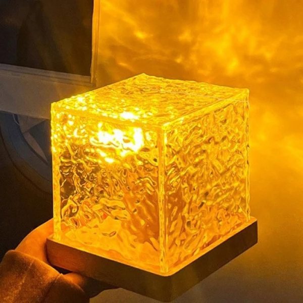 Leuchtender Glaswürfel mit warmem, diffusen Licht, ideal als dekoratives Element oder wissenschaftliches Gadget. Perfekt für moderne Inneneinrichtung und wissenschaftliche Präsentationen.