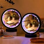 Moderner Keramik-Spiegel mit LED-Beleuchtung, ideal für Dekoration und Raumgestaltung, zeigt ein stilvolles Design mit leuchtenden Kristallakzenten.