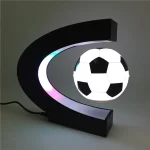 Moderne Fußball-Leuchtdeko mit Mond-Design, ideal für Dekorationen im wissenschaftlichen oder sportlichen Ambiente, mit LED-Beleuchtung und stilvollem Design.