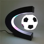 Moderne Tischlampe in C-Form mit beleuchtetem Fußballmotiv, ideal für Fans und Dekoration im Kinderzimmer oder Spielzimmer.