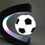 Moderne LED-Fußball-Leuchte, die in einem stilvollen schwarzen Rahmen mit bunten Lichteffekten präsentiert wird. Perfekt für Wissenschafts- und Dekorationsliebhaber.