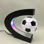 Moderne Tischlampe in Mondform mit Fußball-Design, ideal für Fans und Dekoration, mit farbwechselnder LED-Beleuchtung, energiesparend und stilvoll.