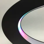 Moderner LED-Ring mit farbigem Licht in Schwarz, ideal für Dekoration und wissenschaftliche Präsentationen.