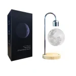 Realistische Mondphasen-Lampe mit Mondmodell, ideal als Dekoration oder Nachtlicht, kombiniert mit stilvoller Nachttischlampe auf Holzbasis.