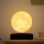 Mondlampe mit realistischer Oberfläche, die den Mond in voller Pracht zeigt, ideal als dekoratives Licht für Schlafzimmer oder Wohnzimmer.