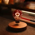 Dekorative Glühbirne mit Herz-Design, auf Holzsockel, ideal für wissenschaftliche Dekorationen und kreative Raumgestaltung.