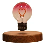Dekorative Glühbirne mit Herz-Design, auf Holzsockel, ideal für wissenschaftliche Dekorationen und Geschenke.