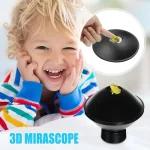 Kind mit lachendem Gesicht, das ein 3D-Mikroskop benutzt, um ein kleines Objekt zu betrachten.
