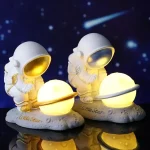 Zwei niedliche Astronauten-Kinderlampen, die auf einem Sternenboden sitzen, mit leuchtenden Planetenlampen in der Hand, vor einem sternenklaren Himmel.