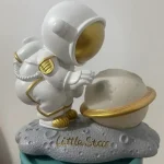 Niedliche Raumfahrer-Figur mit Erde und Sternenbasis, ideal für Wissenschafts- und Dekorationsliebhaber, perfekt als Geschenk oder Sammlerstück.