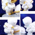 Astronautenfigur aus Keramik mit goldenen Details, ideal für Science-Fiction-Dekorationen.