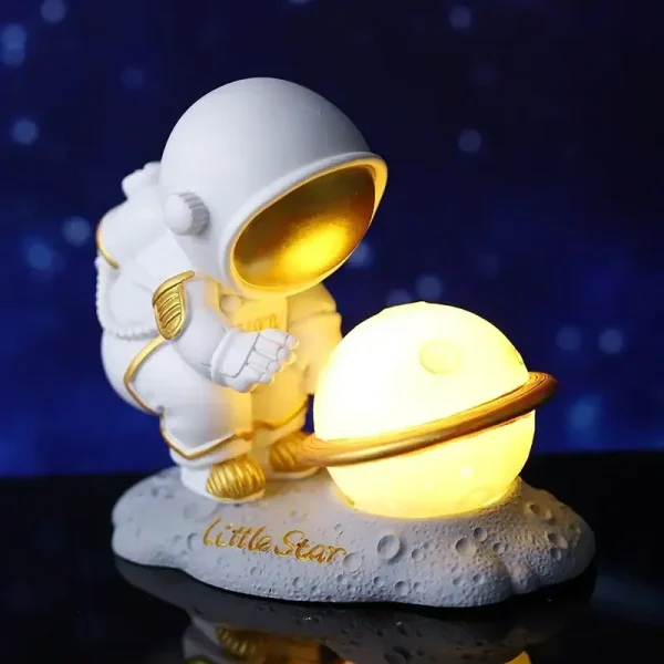 Niedliches Astronautenfigur mit Planetmodell, leuchtend und detailreich, ideal für Weltraumdekorationen und wissenschaftliche Sammlerstücke.