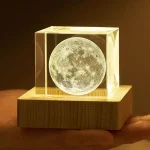 Realistische Mondlampe in Holzrahmen mit Acryl-Block, detailreiche Mondoberfläche, ideal als Dekoration und Lichtquelle.