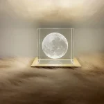 Ein faszinierendes 3D-Moon-Illusionskunstwerk in einem transparenten Würfel, das die Mondphasen realistisch darstellt. Perfekt als wissenschaftliches Dekor oder Geschenk für Astronomie-Enthusiasten.