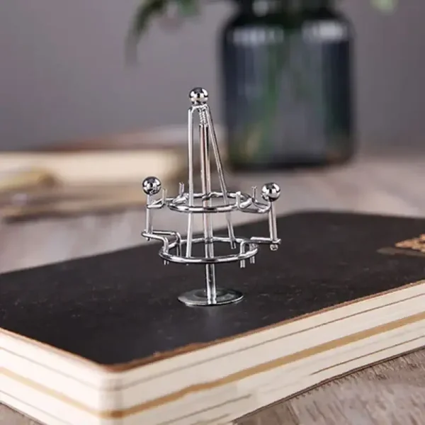 Präzises wissenschaftliches Modell aus Metall, das auf einem Buch liegt, ideal als Dekoration oder Lehrmaterial für Wissenschaftsinteressierte.