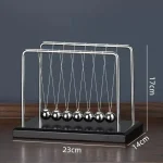 Hangelpendel mit Metallkugeln auf Holzbasis, wissenschaftliches Dekor, ideal für Bildung und Experimente.